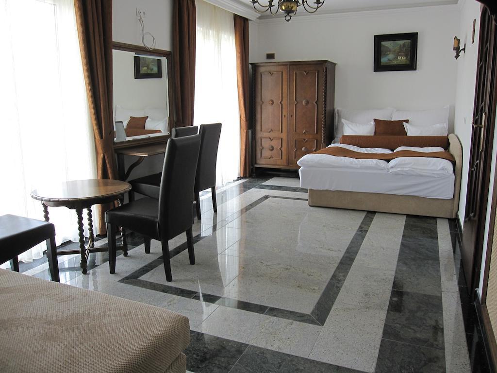 Granit Villa Balatonszarszo Rom bilde